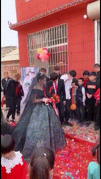 搞笑的动图图片：这孩子，还没过年呢？