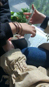 搞笑的动图图片：这孩子，还没过年呢？