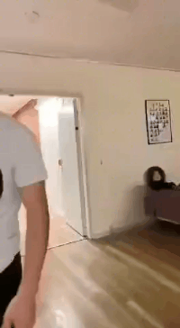 搞笑的动图图片：这孩子，还没过年呢？