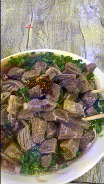 搞笑的动图图片：这孩子，还没过年呢？