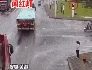 爆搞笑的动图：命根悬一线！