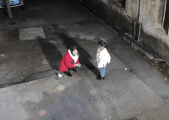 爆搞笑的动图：命根悬一线！