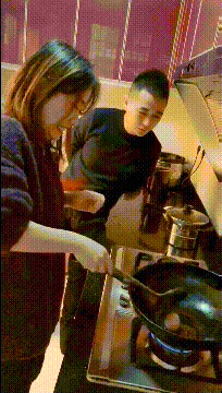 爆搞笑的动图：命根悬一线！