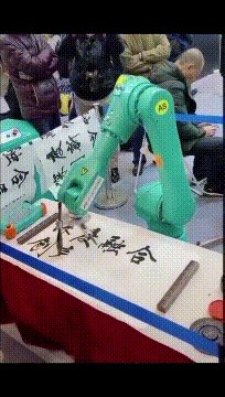 爆搞笑的动图：命根悬一线！