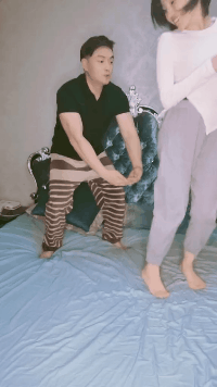 搞笑GIF：小样，你就从了我吧！