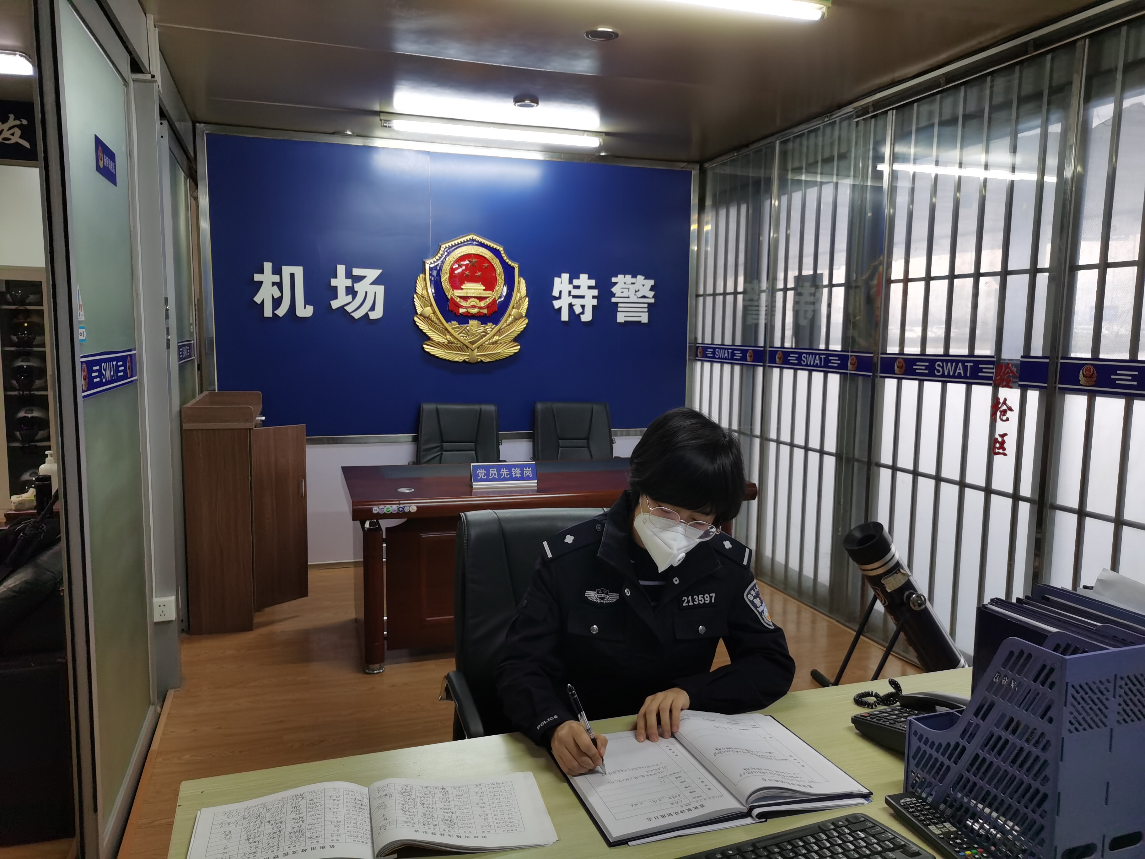 点亮空港 大连女警 星火成炬