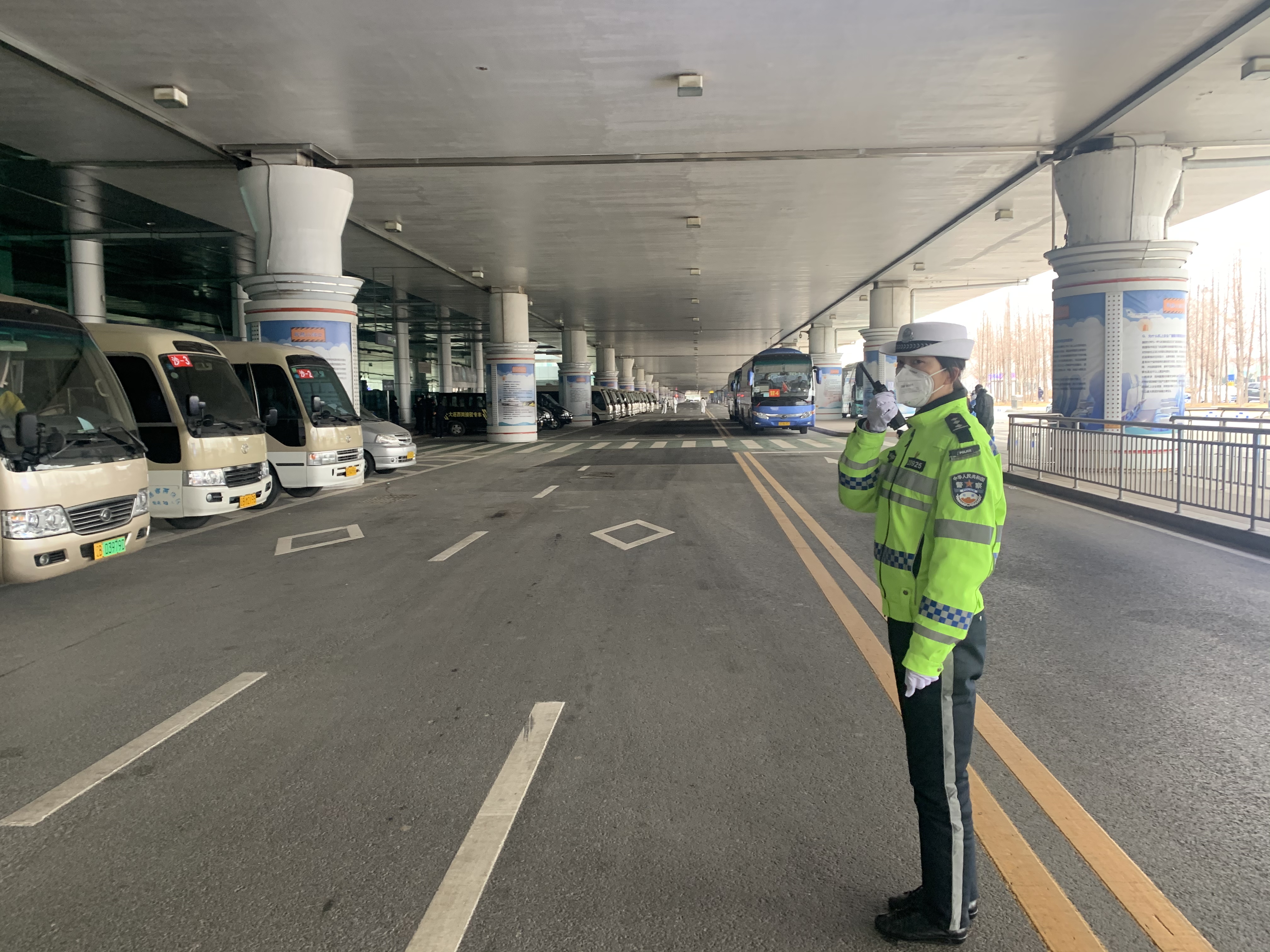 点亮空港 大连女警 星火成炬