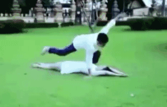 搞笑GIF动图：终于娶媳妇了，开心到尬舞