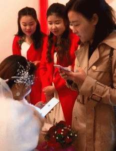 搞笑GIF动图：终于娶媳妇了，开心到尬舞