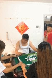 搞笑GIF动图：终于娶媳妇了，开心到尬舞