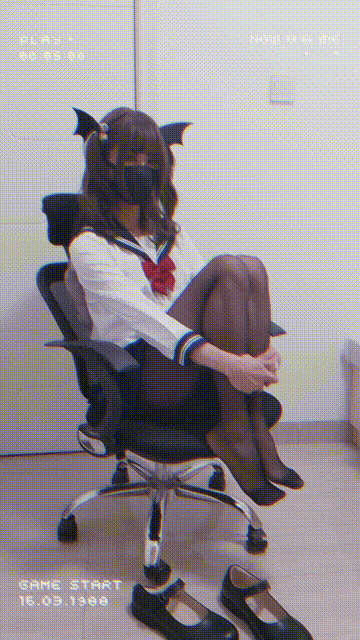 美女动态邪恶GIF图片：有事秘书干，没事怎么办