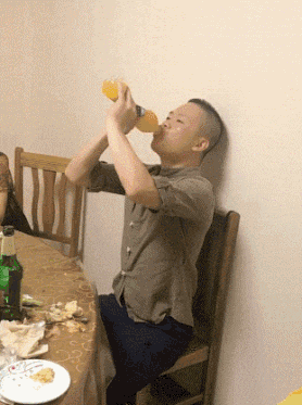 搞笑动态GIF图片：他喵的，这么舒服的事不叫上我！