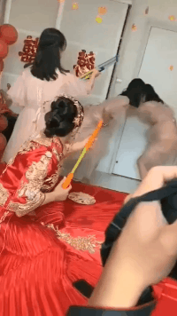 搞笑动态GIF图片：他喵的，这么舒服的事不叫上我！