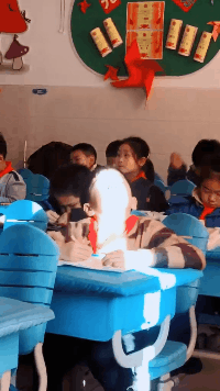 搞笑动态GIF图片：他喵的，这么舒服的事不叫上我！