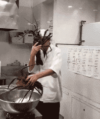 搞笑动态图：嫉妒使狗子六亲不认！