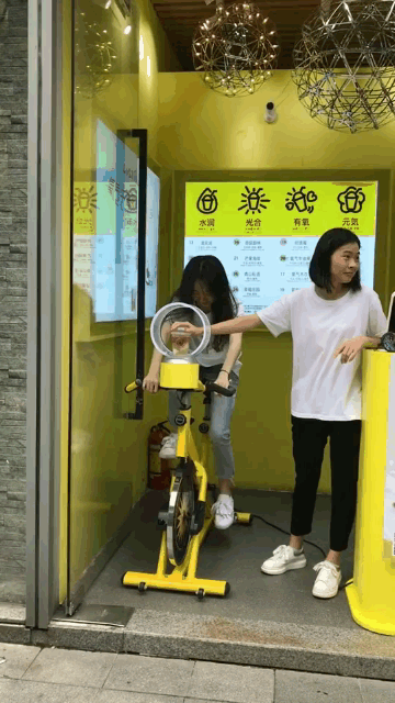 搞笑动态图：嫉妒使狗子六亲不认！