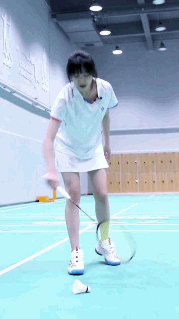 妹子GIF图：妹子似乎有些娇羞 美女动图 第4张