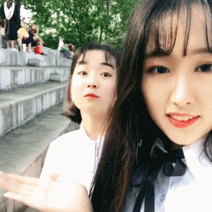 妹子GIF图：妹子似乎有些娇羞 美女动图 第5张