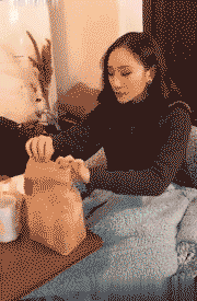 妹子GIF图：妹子似乎有些娇羞 美女动图 第8张