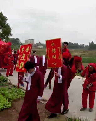 爆笑动图：强行秀恩爱的结果，就是人仰马翻！
