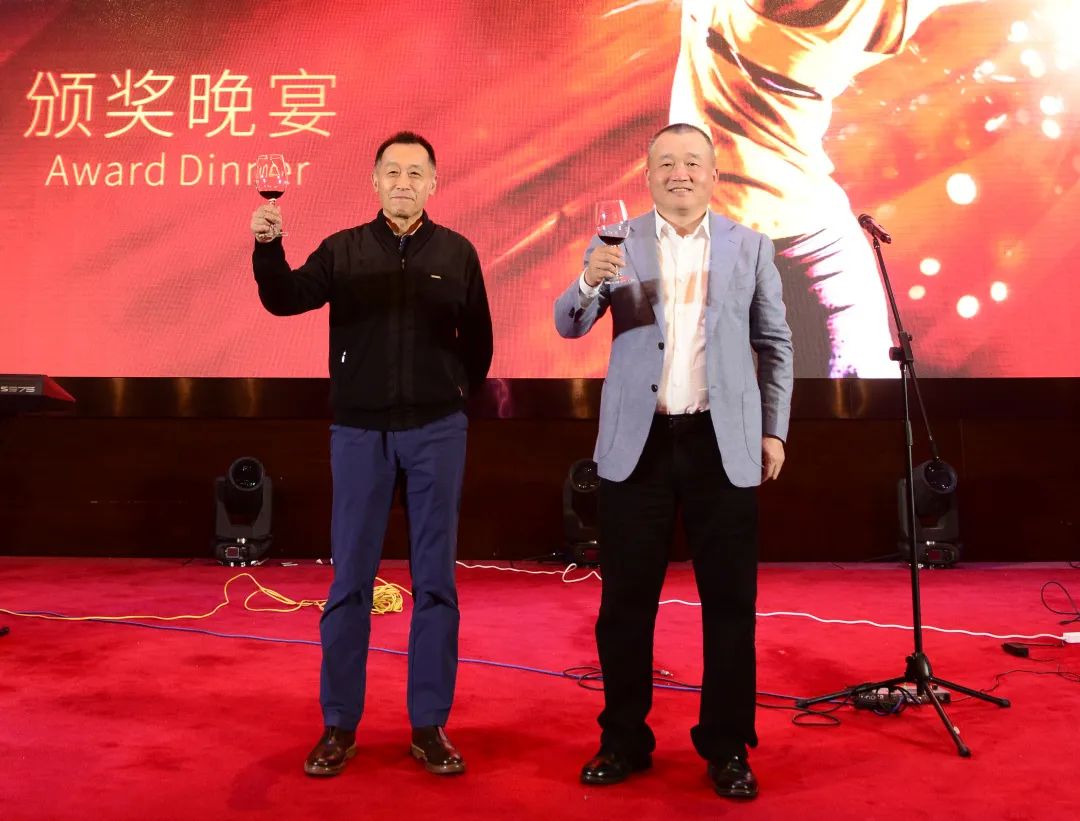 黄圻先生和白宝鲲先生共同上台致辞伴随着精彩纷呈的节目演出和觥筹