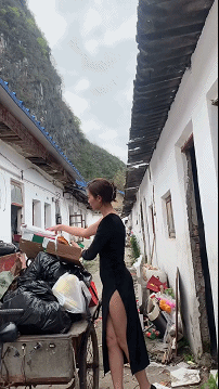 收废品的妹子，更多是卖弄风骚式！