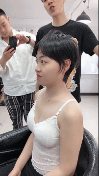 动图：发型模特衣着都较少！为啥？