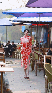 如此妹子竟然来给我端菜倒水了？