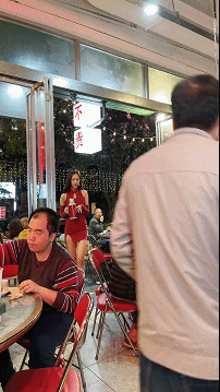 如此妹子竟然来给我端菜倒水了？