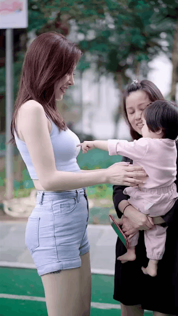 漂亮的美女动图：长官，你晃得我头晕