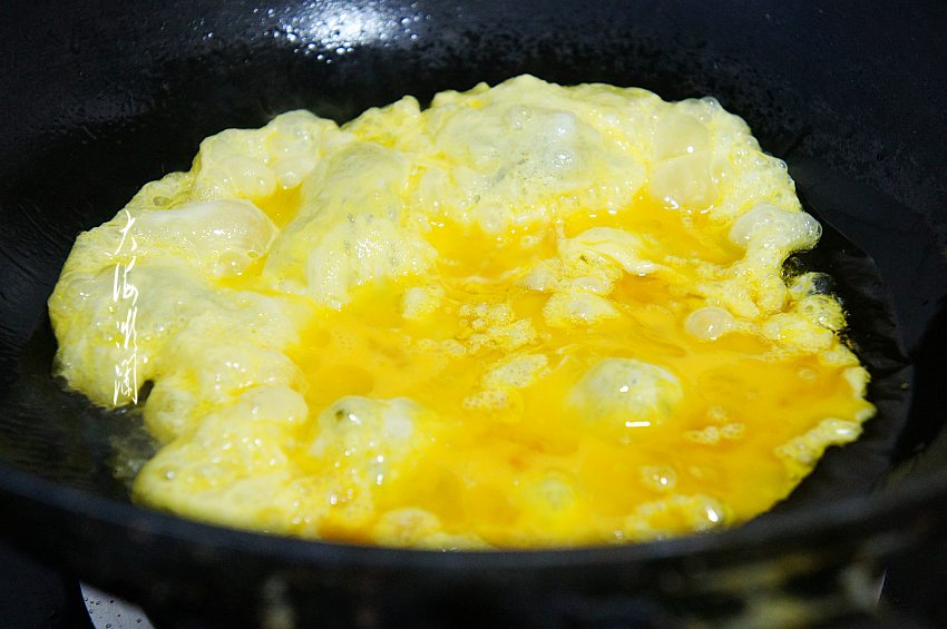 春天多给家人吃这菜，和鸡蛋一起炒又鲜又下饭，常吃对肝有好处