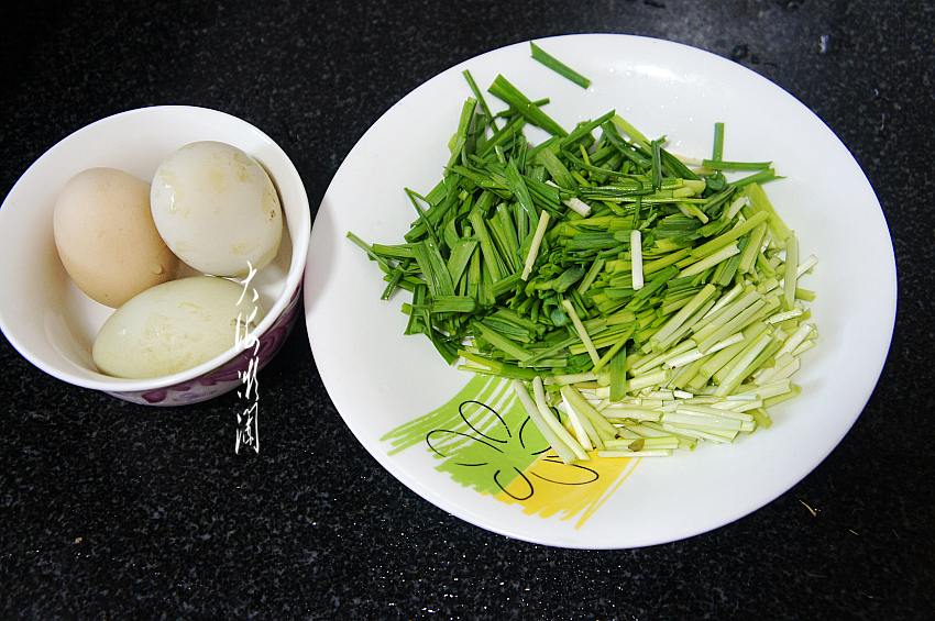 春天多给家人吃这菜，和鸡蛋一起炒又鲜又下饭，常吃对肝有好处