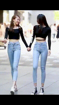 小姐姐GIF：身材好的妹子，总是不经意间来个一字马！