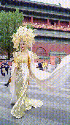小姐姐GIF：身材好的妹子，总是不经意间来个一字马！