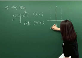 小姐姐GIF：身材好的妹子，总是不经意间来个一字马！