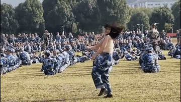 10张GIF图：莫名其妙，吃起了手指！