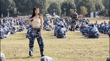 10张GIF图：莫名其妙，吃起了手指！