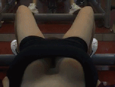 污污的美女GIF动图：狗子玩得很开心吧-老王资源部落