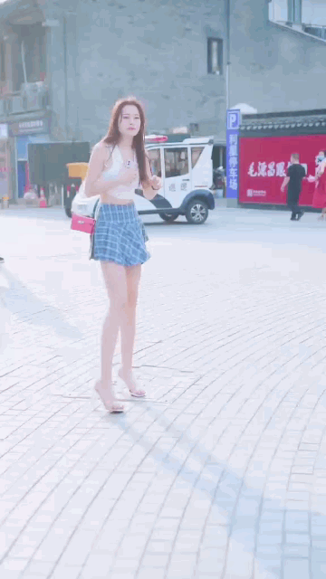 12个美女GIF图：也不怕蹭秃噜皮