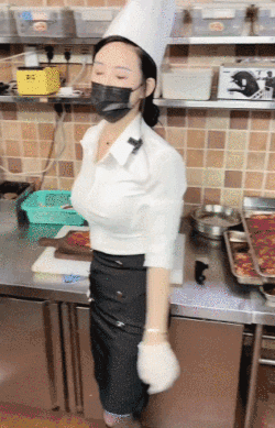 有特色的美女GIF图片：今天你绿了吗？