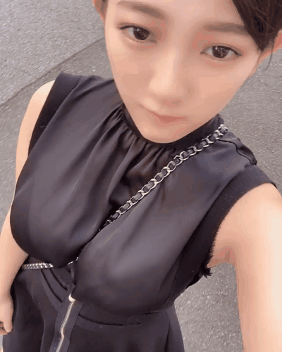激情GIF动态图：坐游艇享受着海风