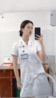 激情GIF动态图：坐游艇享受着海风