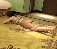 美丽女生GIF：露脐装又叫美丽的负担