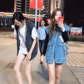美丽女生GIF：露脐装又叫美丽的负担