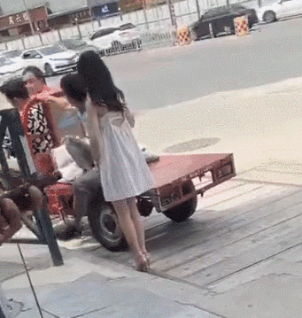 美丽女生GIF：露脐装又叫美丽的负担