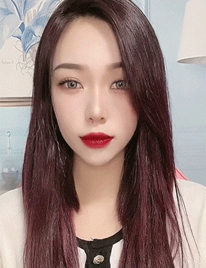 美丽女生GIF：露脐装又叫美丽的负担