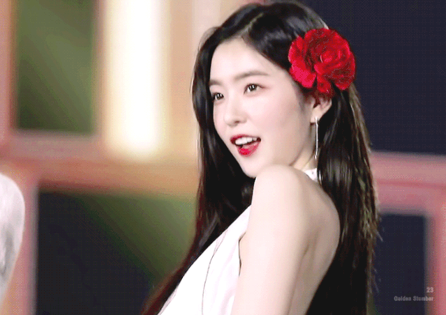美丽女生GIF：露脐装又叫美丽的负担