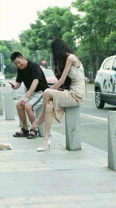 很搞笑的GIF图片:自从有了狗,再没上过老婆床