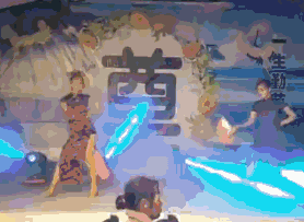 美丽美女GIF图片：现在当伴娘，门槛这么高吗？