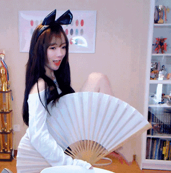很赞的美女动图：好男人都去哪里了！这都不帮帮妹子！